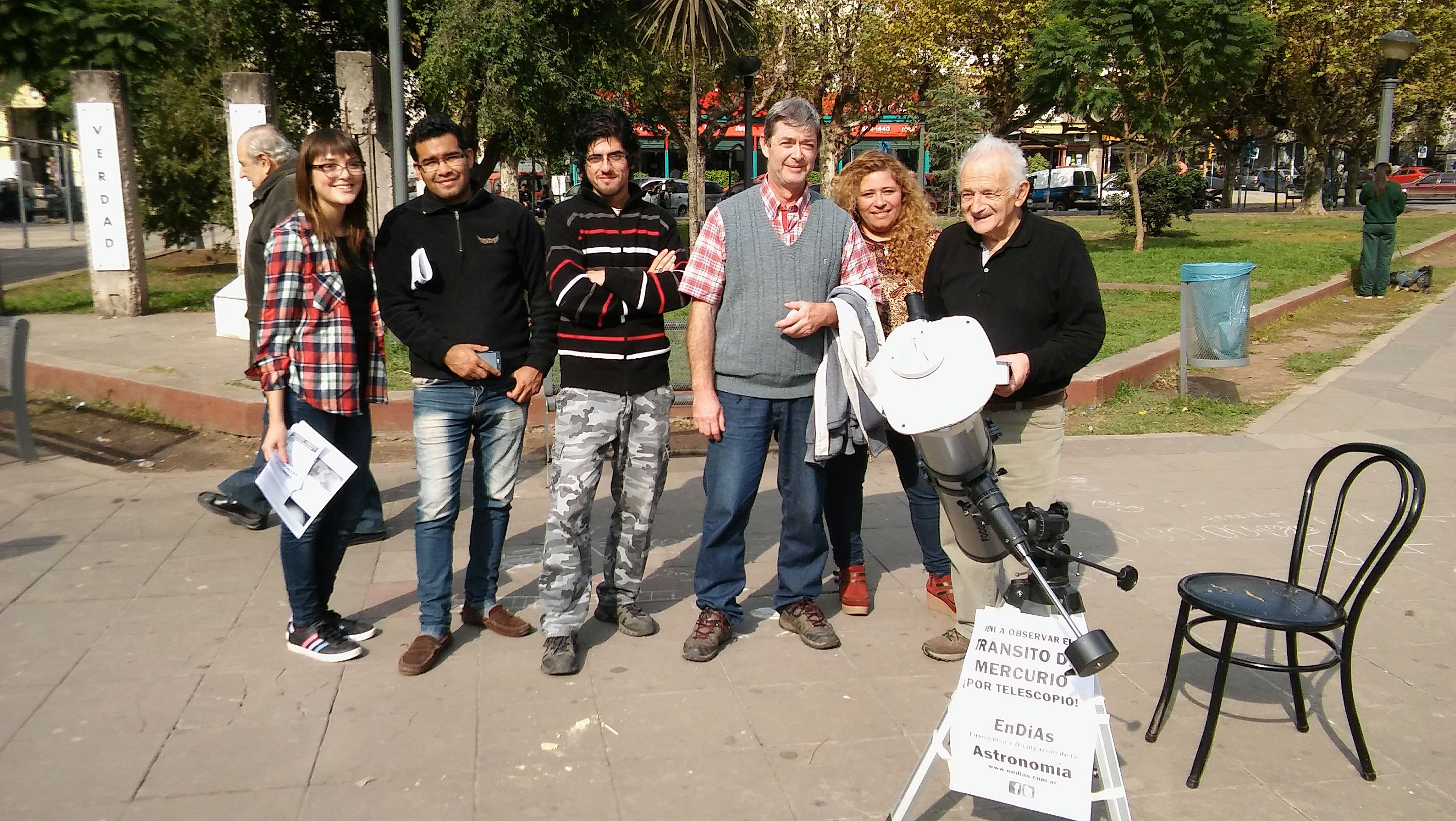 Los observadores del Mercurio.jpg